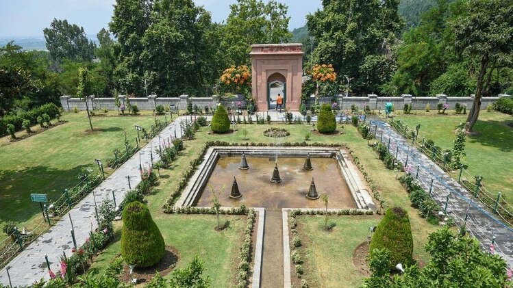 श्रीनगर का मुगल गार्डन (फोटो-पीटीआई)