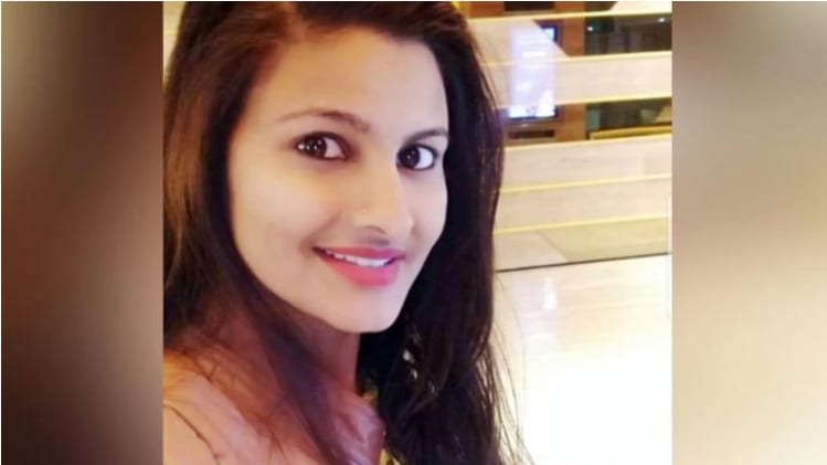 मंत्री के समर्थकों से सवाल पूछना महिला पुलिस पर पड़ा भारी