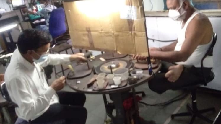 सूरत में डायमंड फैकटरी में काम करते लोग