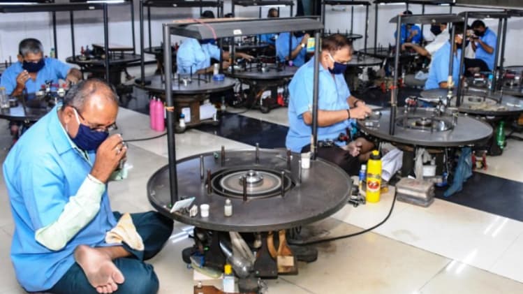 सूरत की डायमंड इंडस्ट्री में कोरोना का संकट (फोटो: PTI)