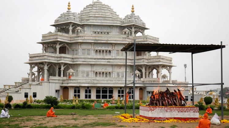 पुरुषोत्तम प्रियादास स्वामी का अंतिम संस्कार (PTI)