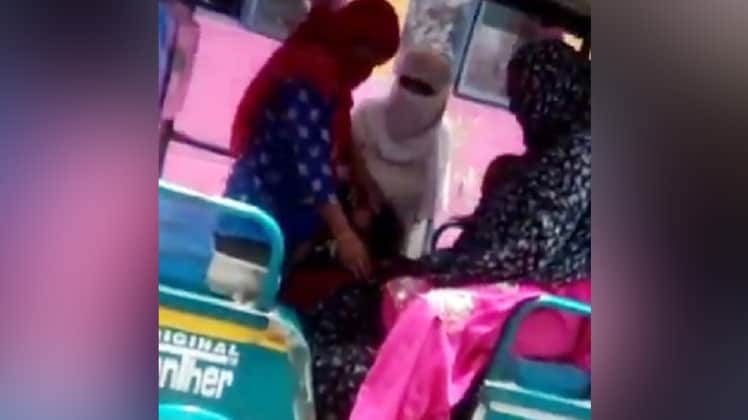 महिला के शव को ई रिक्शा से परिजन गांव लेकर गए. (Photo Aajtak)