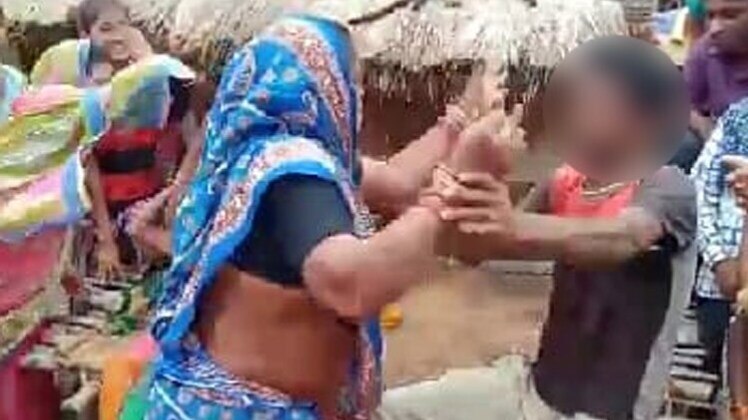 ग्रामीणों ने प्रेमी युगल की पिटाई की (Photo Aajtak)