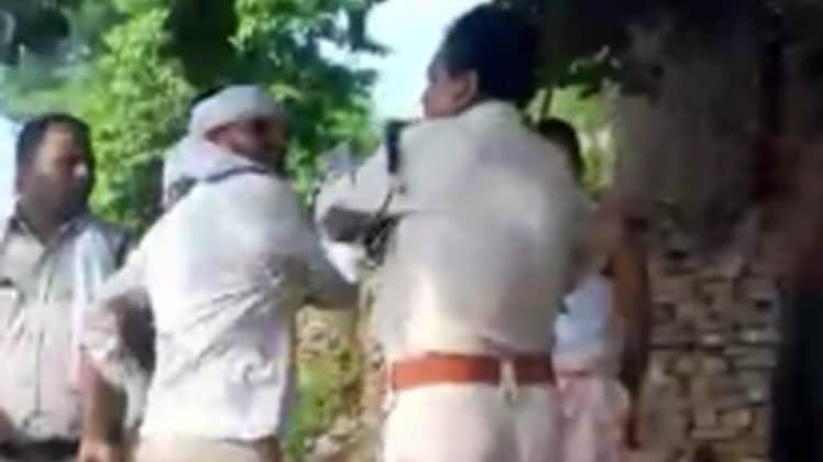 बदमाश ने पुलिसकर्मी को थप्पड़ मारा (Photo Aajtak)