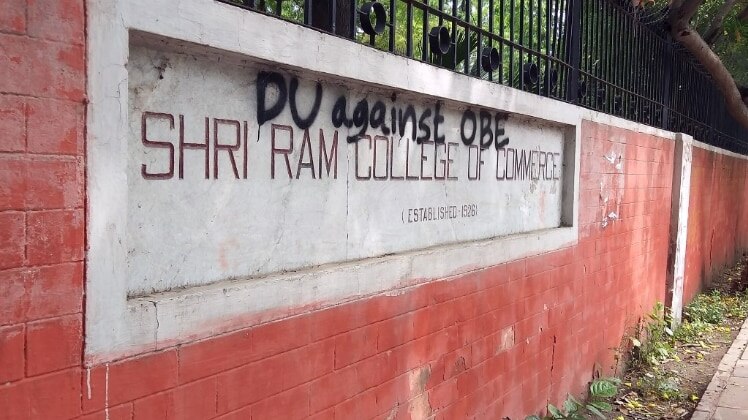 दिल्ली विश्वविद्यालय में हो रहा ओपन बुक एग्जाम का भारी विरोध