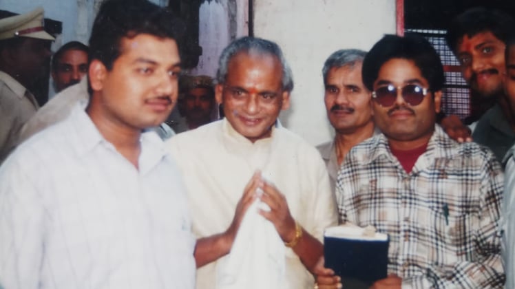 कल्याण सिंह के साथ फोटोग्राफर महेंद्र त्रिपाठी (दाएं)