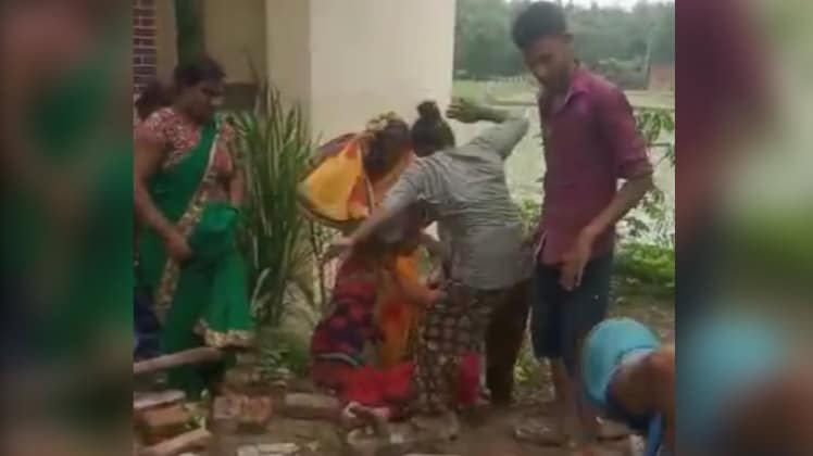 महिला की पिटाई का वीडियो वायरल (Photo Aajtak)