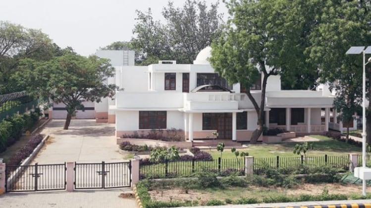 कैसे मिलता है सरकारी बंगला?