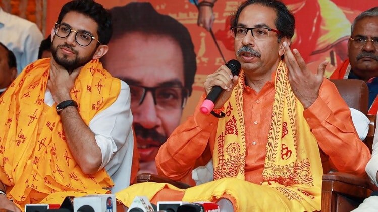 आदित्य ठाकरे के साथ सीएम उद्धव ठाकरे (फोटो-PTI)