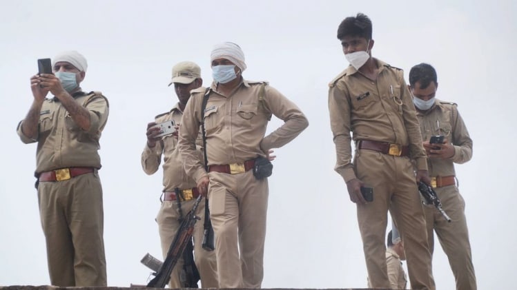 विकास की बहन के घर दे रही दबिश पुलिस (फाइल फोटो-PTI)