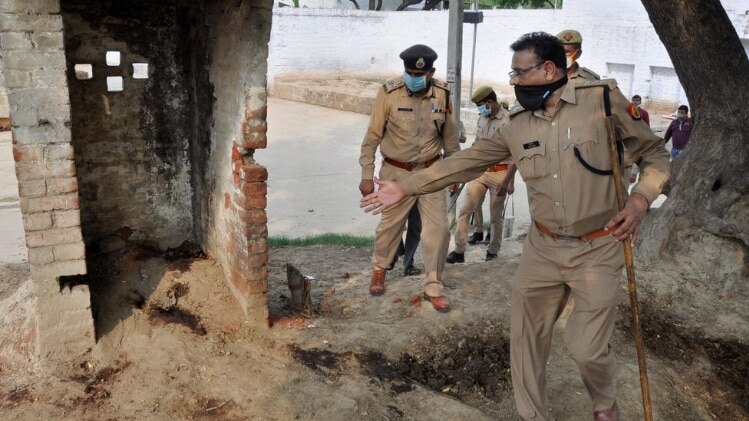 deoria man knock door nephew thought thief killed by brick