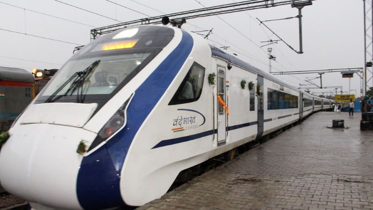 Vande Bharat Train (वंदे भारत ट्रेनः फोटो-PTI)
