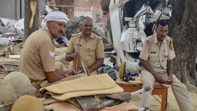 विकास दुबे के घर पर पुलिस की कार्रवाई (फाइल फोटो-PTI)