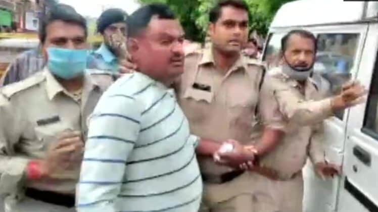 पुलिस की गिरफ्त में विकास दुबे (फोटो- ANI)