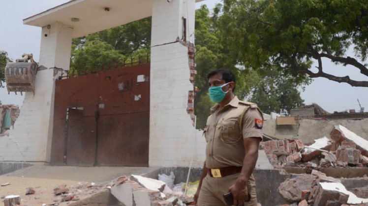 विकास दुबे के घर पर पुलिस की कार्रवाई (PTI)