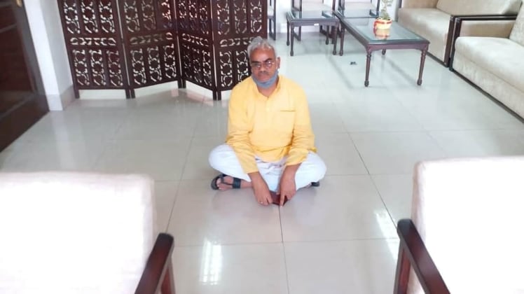 स्पीकर के दफ्तर के बाहर बीजेपी विधायक का धरना (फोटो-आजतक)