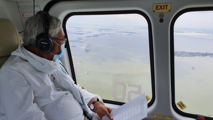 बाढ़ ग्रस्त दरभंगा का हवाई सर्वेक्षण करते नीतीश कुमार (फोटो- रोहित कुमार सिंह)