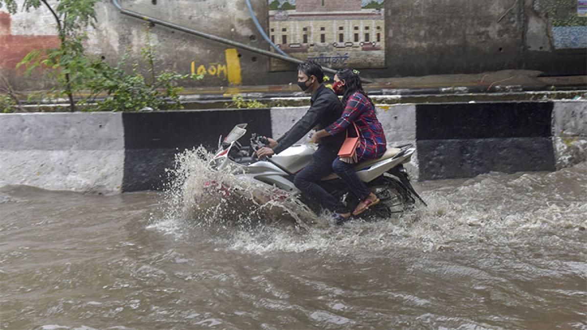 दिल्ली-एनसीआर में बारिश से बुरा हाल (PTI)