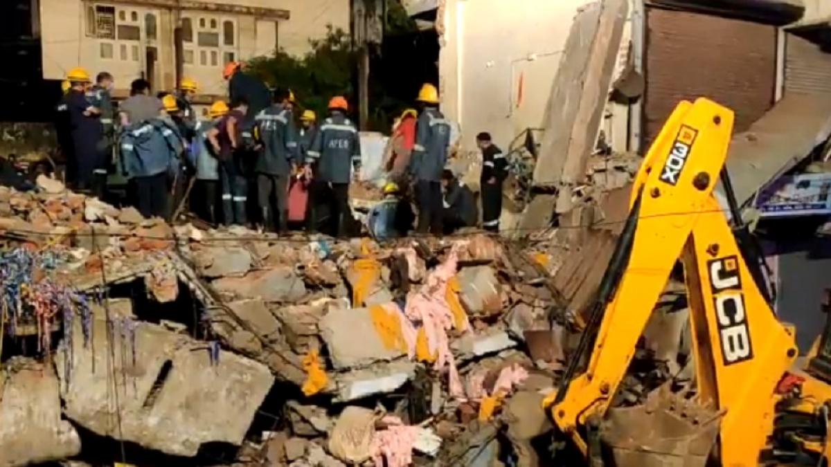 अहमदाबाद में गिरा शॉपिंग कॉम्प्लेक्स