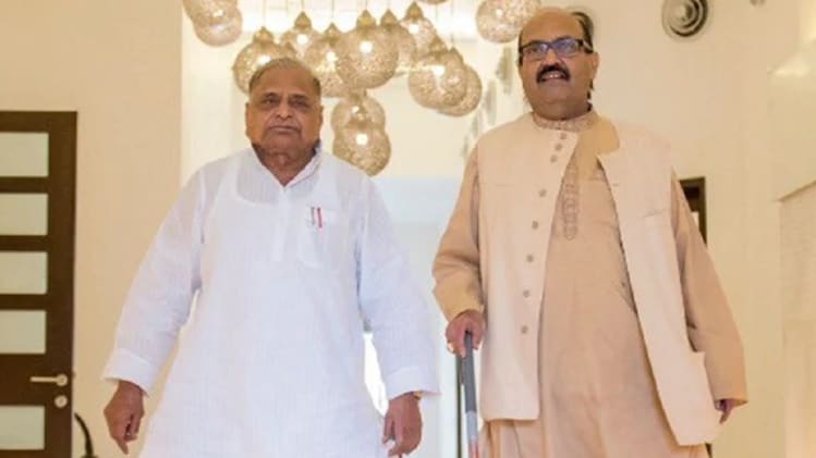 अमर सिंह के साथ मुलायम सिंह यादव (फाइल फोटो)