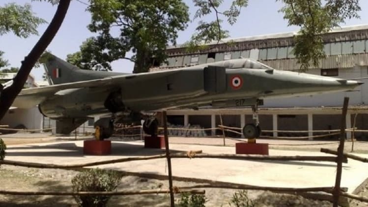 एएमयू में मिग-23 बीएन फाइटर प्लेन 