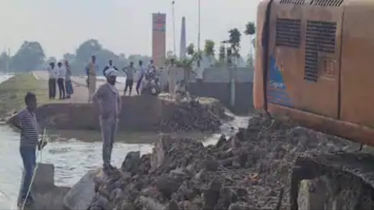 छपरा में बंगरा घाट महासेतु की अप्रोच रोड ध्वस्त हो गई