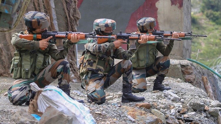 एलओसी पर मुस्तैद भारतीय सुरक्षाबलों के जवान (फोटो-PTI)