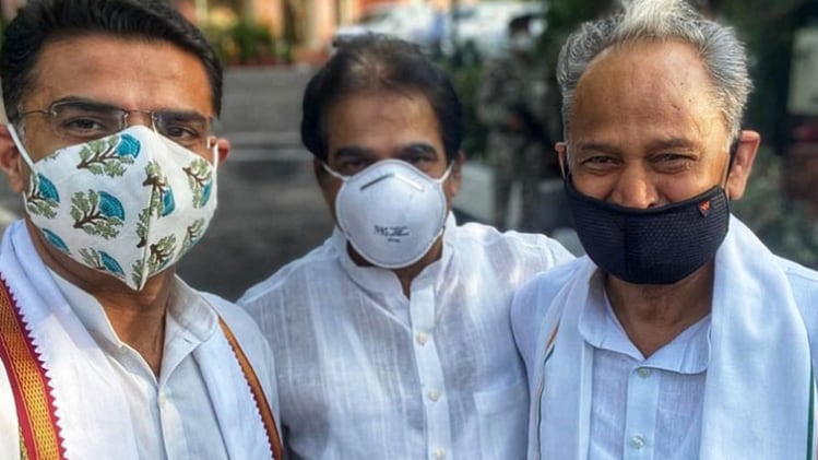 लंबे मनमुटाव के बाद फिर से मिले अशोक गहलोत और सचिन पायलट (PTI)