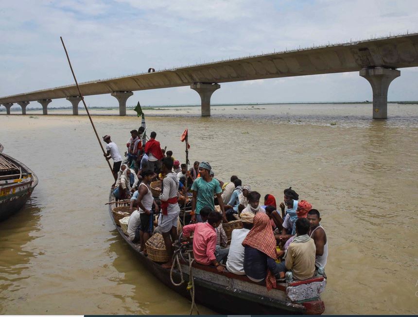 पटना में नाव से गंगा नदी पार करते लोग (फोटो-पीटीआई) 