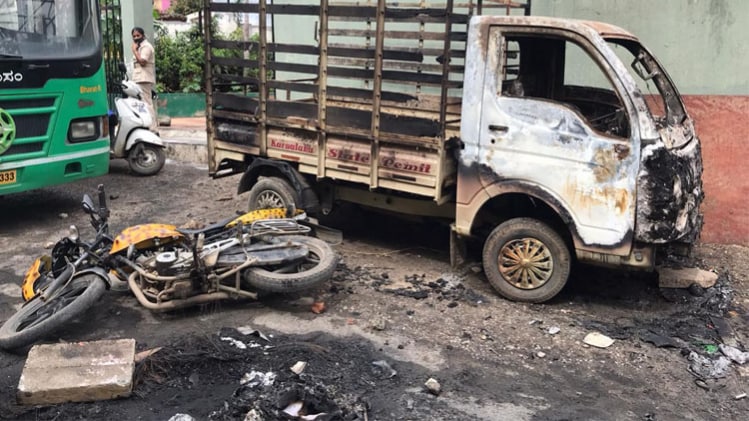 पुलिस वाहन में लगाई आग (फोटो- नोलान पिंटो)