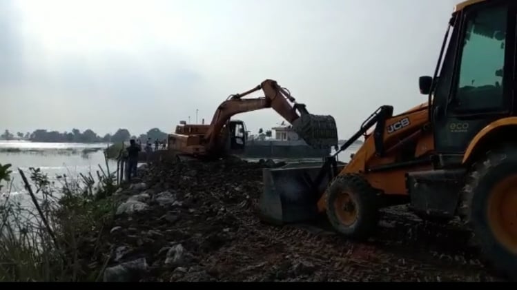 छपरा में बंगरा घाट महासेतु की अप्रोच रोड ध्वस्त हो गई