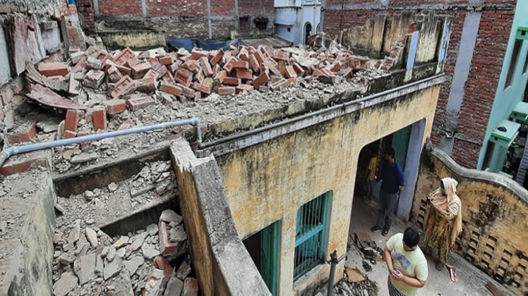 घर तोड़कर कॉमर्शियल बिल्डिंग बनाने की तैयारी