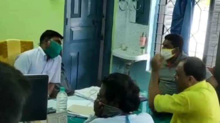 बंगाल में अधिकारी के साथ तीखी बहस करते टीएमसी नेता (फोटो-वीडियो ग्रैब)