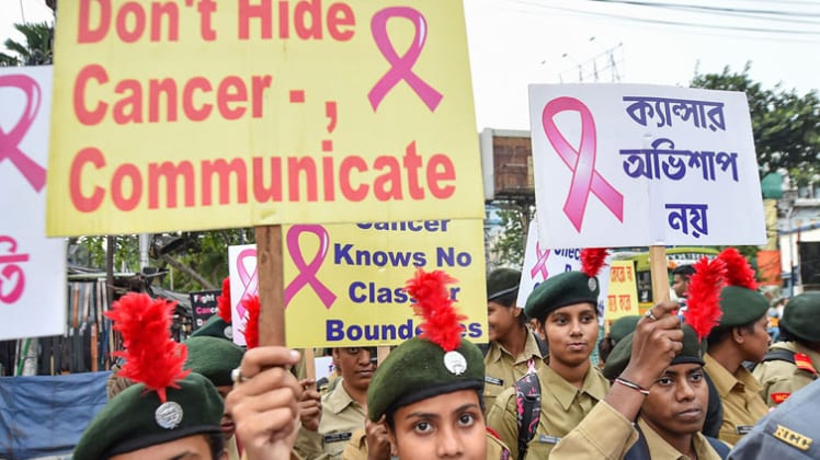 पिछले साल कोलकाता में कैंसर को लेकर जागरुकता अभियान चलाया गया (फाइल-पीटीआई)