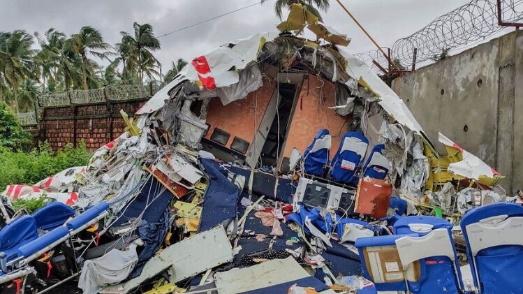 केरल में कोझिकोड एयरपोर्ट पर विमान हादसे में 18 की मौत (फोटो-PTI)