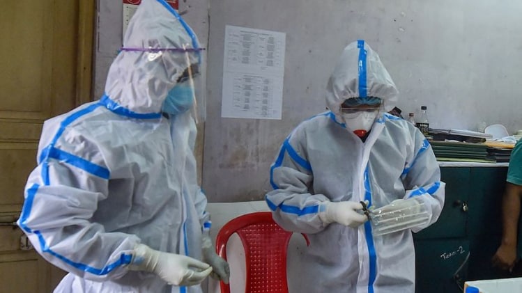 कोरोना से 67% पुरुष और 32% महिला मरीजों की मौत (फाइल फोटो-PTI)