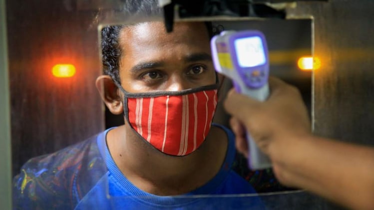 गाय और भैसों के साथ होम क्वारनटीन किया (फाइल फोटो-PTI) गाय और भैसों के साथ होम क्वारनटीन किया (फाइल फोटो-PTI)