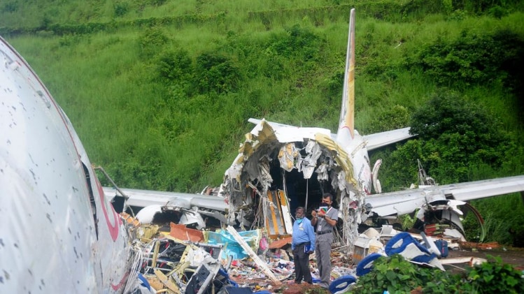 केरल में कोझिकोड एयरपोर्ट पर विमान हादसे में 18 की मौत (फोटो-PTI)