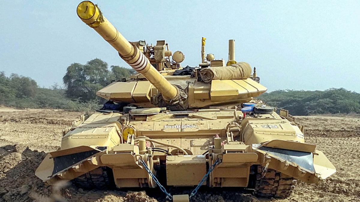 सरकार देश में ही हथियार बनाने पर जोर दे रही (फाइल-पीटीआई)