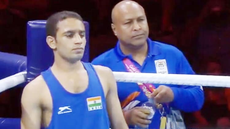 धर्मेंद्र सिंह यादव बॉक्सिंग कोच और अमित पंघल (Photo Aajtak)