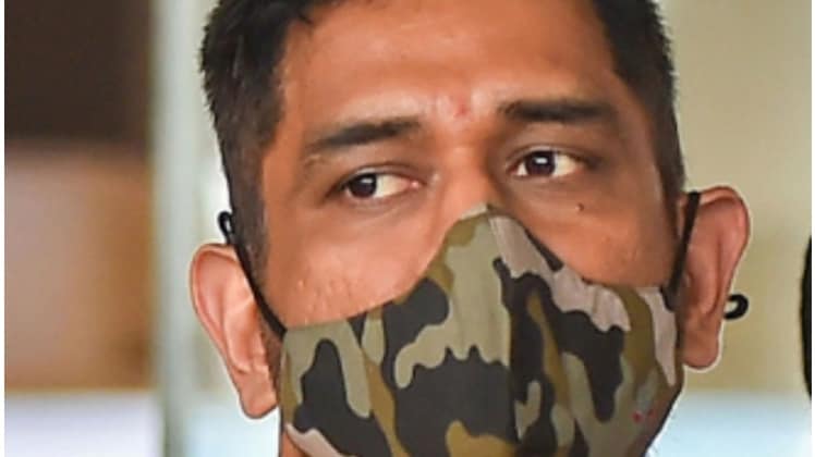 Former India captain Mahendra Singh Dhoni quits international cricket (@CSK)