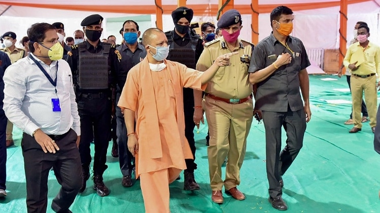 तैयारी का जायजा लेते सीएम योगी और जिले के आला अधिकारी 