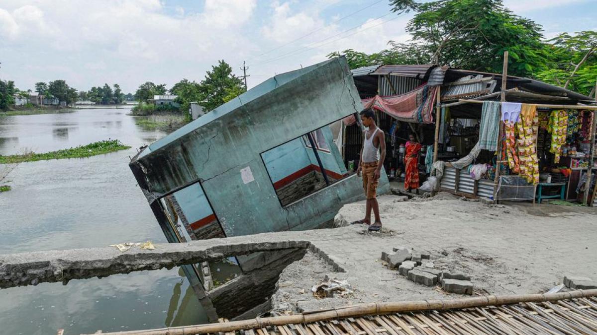 बाढ़ की वजह से ध्वस्त हुआ मकान (फाइल फोटो-PTI)