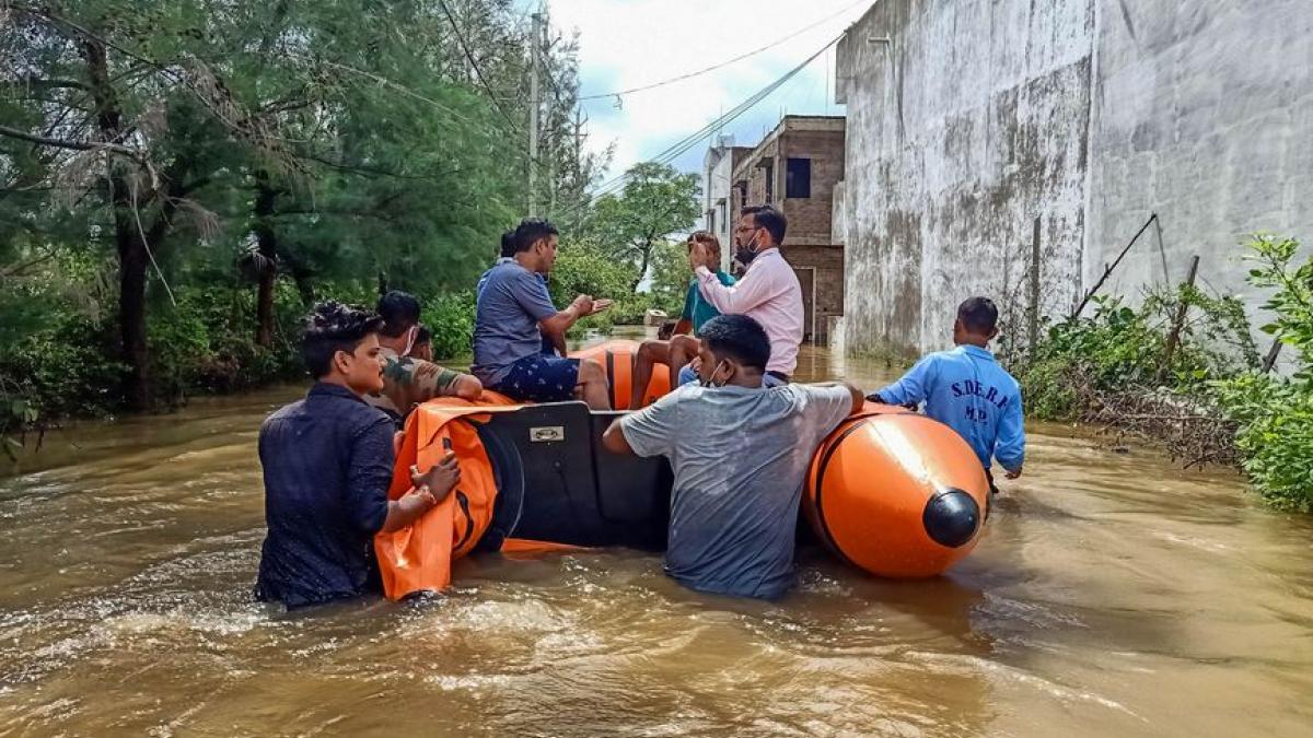 बाढ़ बनी आफत (फाइल फोटो-PTI)