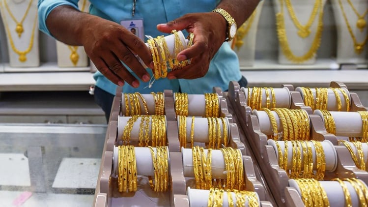 फीकी पड़ने लगी सोने की चमक