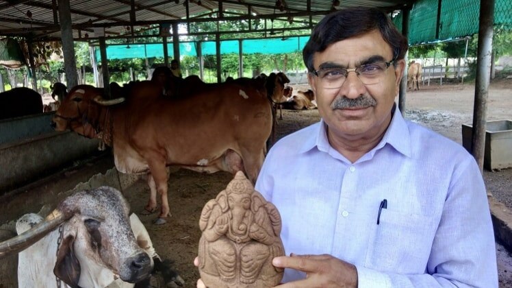 गाय के गोबर से बन रही है भगवान गणेश की प्रतिमा
