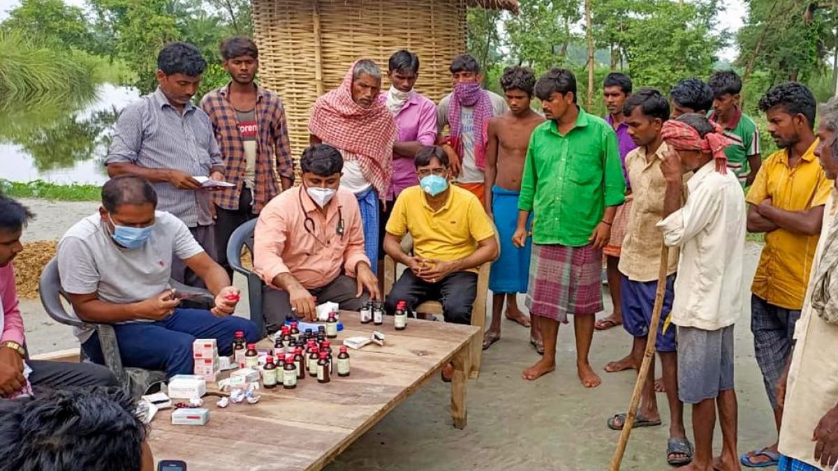 बाढ़ प्रभावित गोपालगंज में दवा का वितरण करते डॉक्टर (फोटो-PTI)