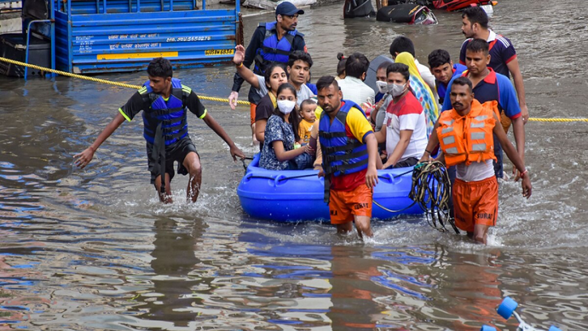 सूरत में भारी पानी (PTI)