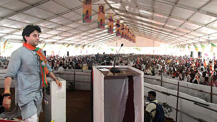 पिछले दिनों ग्वालियर में बीजेपी की सदस्यता अभियान में जुटी भारी भीड़ (पीटीआई)