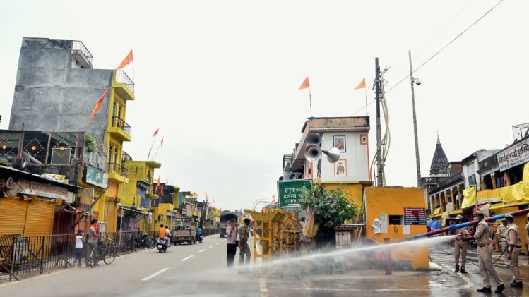 हनुमानगढ़ी के नजदीक स्वच्छता अभियान में जुटे पुलिसकर्मी (फोटो- पीटीआई)